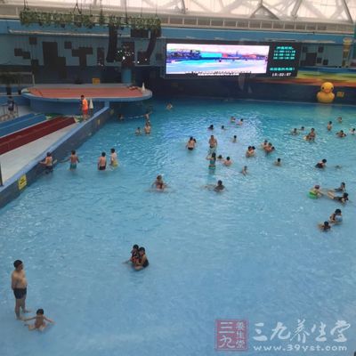 这是由于游泳时水的阻力远远大于陆上运动时空气的阻力