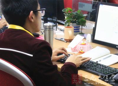 长时间久坐办公,由于工作紧张而缺乏运动 长时间久坐办公,由于工作紧张而缺乏运动