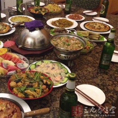 三餐都要吃（八分饱即可），但是不要吃的过饱