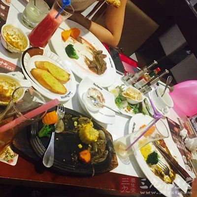 晚餐少吃。因晚上活动一般较少,需要消耗的热量也少 晚餐少吃。因晚上活动一般较少,需要消耗的热量也少