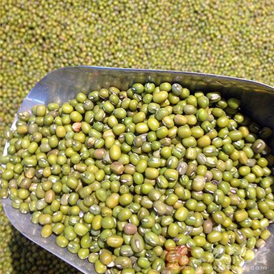 可以多吃一些大葱、豆类、南瓜、大蒜、生姜、栗子、橘子等食物 可以多吃一些大葱、豆类、南瓜、大蒜、生姜、栗子、橘子等食物