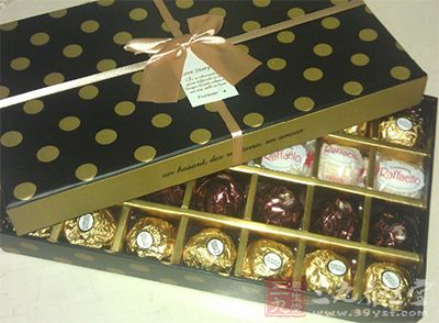 多食用一些具有减压作用的食物,如香蕉、卷心菜、土豆、虾、巧克力 多食用一些具有减压作用的食物,如香蕉、卷心菜、土豆、虾、巧克力