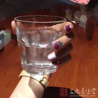 多喝水。嘴上長(zhǎng)泡，一般俗稱(chēng)上火