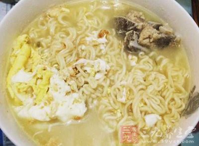 平邑今麦郎过期方便面被改码 供乡镇超市销售