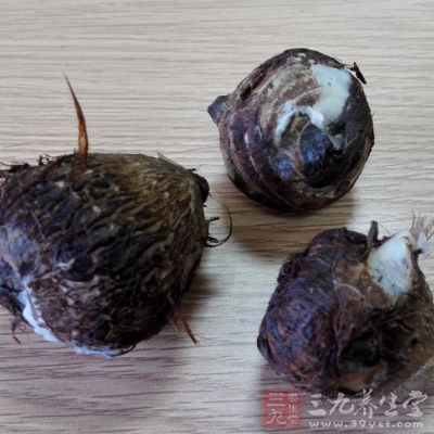 一定要仔細(xì)觀察整個(gè)芋頭的外表