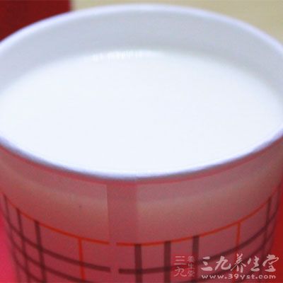 鈣質(zhì)含量較高的食物有乳制品：牛奶