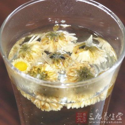 可以饮用一些具有清热去火、抑菌消炎的花茶