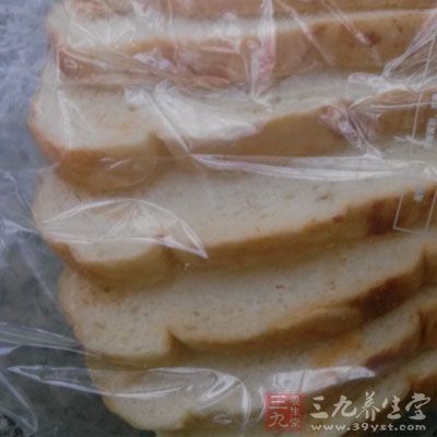 全谷类的食物如全麦面包、糙米、胚芽米等，都有丰富的维生素B群