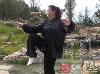 雙肩松沉，不可抬肘