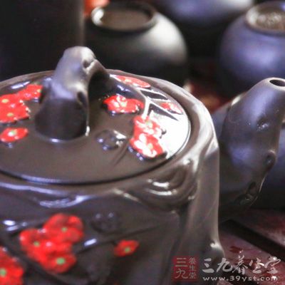 将滚水注入壶里泡茶