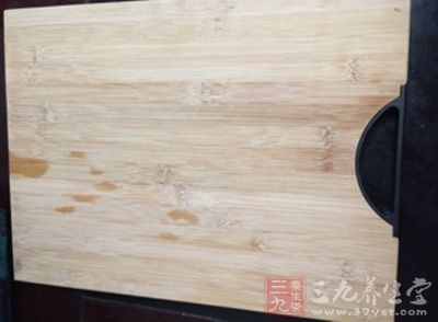 木制的菜板材质很厚 木制的菜板材质很厚
