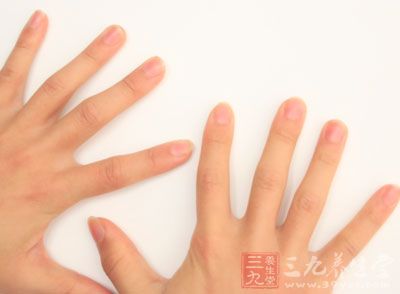 指甲颜色发黄、暗淡