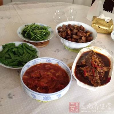 饭桌上少不了大鱼大肉 饭桌上少不了大鱼大肉