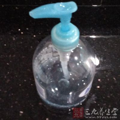 洗手液含有一种叫表面活性剂的化学物质 洗手液含有一种叫表面活性剂的化学物质