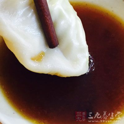 因為醋與食物中的鈣能產(chǎn)生化學(xué)反應(yīng)