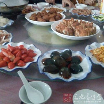 同時使用自我監(jiān)測方式詳細(xì)記錄自己的飲食情況