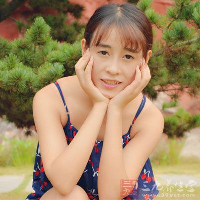 吸烟女性的皮肤往往较为干涩、粗糙、弹性降低 吸烟女性的皮肤往往较为干涩、粗糙、弹性降低