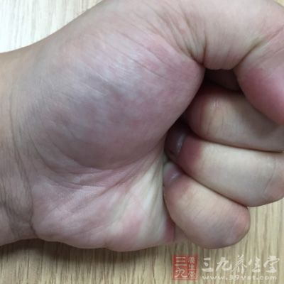 两手握拳，然后从小指开始逐渐将手指用力伸开