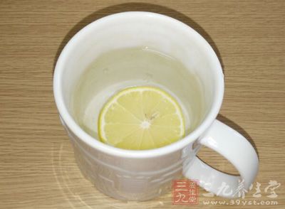 早起喝杯温柠檬水