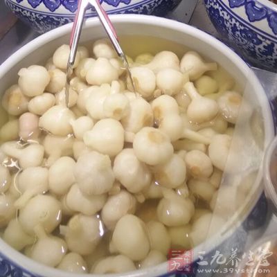 生吃大蒜嚼茶叶 生吃大蒜嚼茶叶