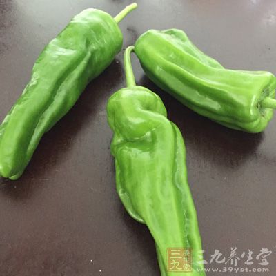 披萨面饼皮2个，蕃茄酱3大匙，洋葱末3大匙，青椒适量