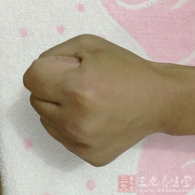 用力握紧拳头 用力握紧拳头