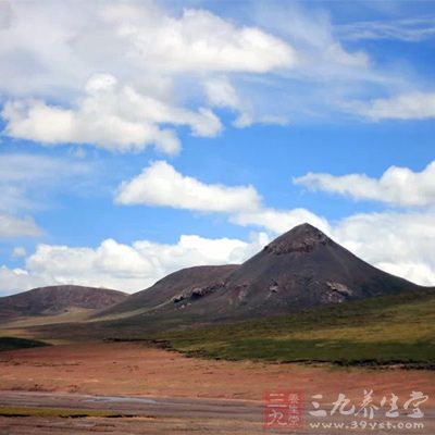 “日月山”古称赤岭，因山体赤红而得名