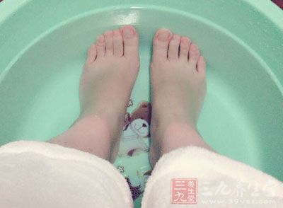 你是否经常在夏季的时候经常用冷水洗脚