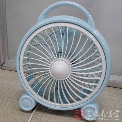 用电风扇降温伴睡