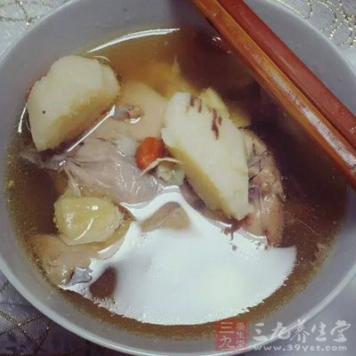 采取少量多餐，粗细搭配