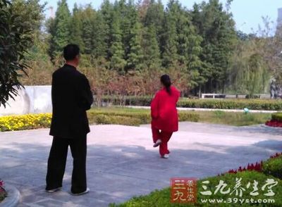 身体微左转,左脚稍提起 身体微左转,左脚稍提起