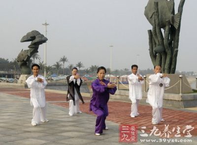 設(shè)想胸前懷抱一個(gè)極薄的紙球