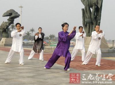 老年人练习太极扇好处(四)