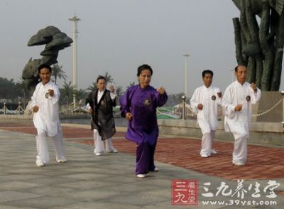 落腳時(shí)要呼氣下沉，起腿時(shí)松身沉氣，以助穩(wěn)定