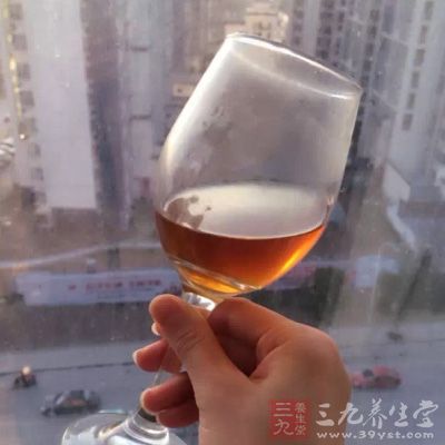 很多人认为喝白酒伤身，喝葡萄酒对健康有益