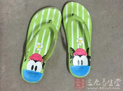 人字拖的鞋底是海绵质地
