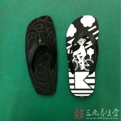 人字拖会让跟腱拉紧，甚至脚骨受伤