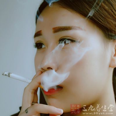 吸烟还会导致骨质疏松，更年期提早来临