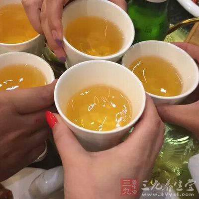 适量饮用啤酒的参试者比喝葡萄酒的参试者罹患高血压的几率更低