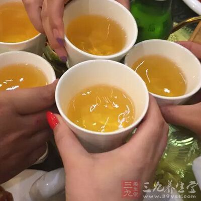 啤酒中的硅元素跟牛奶中的钙元素一样，都可以强化骨质密度