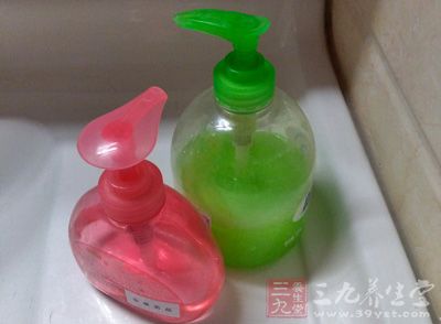 沐浴时要选用滋润保湿止痒型的 沐浴时要选用滋润保湿止痒型的