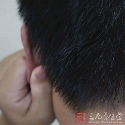 两食指伸直，分别伸入两耳孔，旋转180度