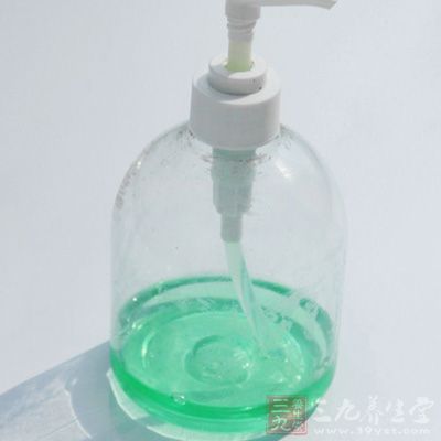 因此洗澡时要少用沐浴露 因此洗澡时要少用沐浴露