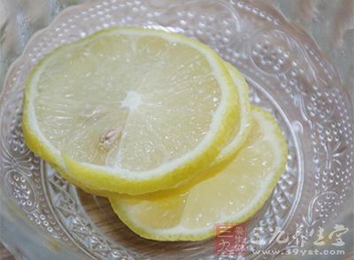 柠檬水洗脸清除雀斑