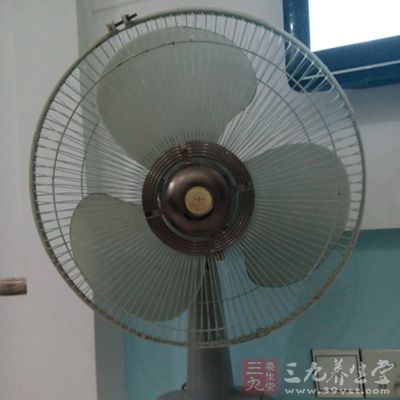 同時開電扇或開空調(diào)，以盡快散熱