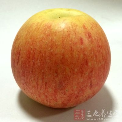 我们可以用水洗净苹果直接吃 我们可以用水洗净苹果直接吃