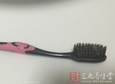 不刷牙或长期使用劣质牙刷等不良习惯 不刷牙或长期使用劣质牙刷等不良习惯