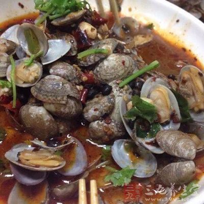 热的食物绝对不能放入运转着的电冰箱内