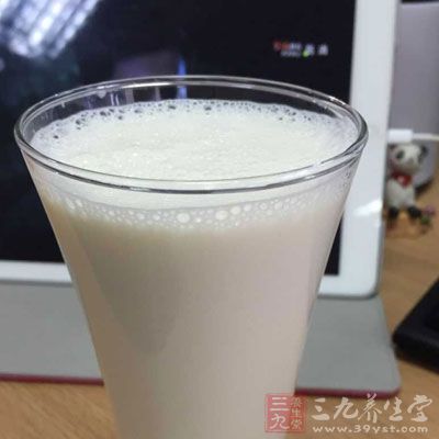 牛奶中含有色氨酸，这是一种人体必需的氨基酸