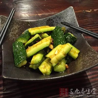 一大盆的黄瓜腌完,就剩下一小盆了 一大盆的黄瓜腌完,就剩下一小盆了